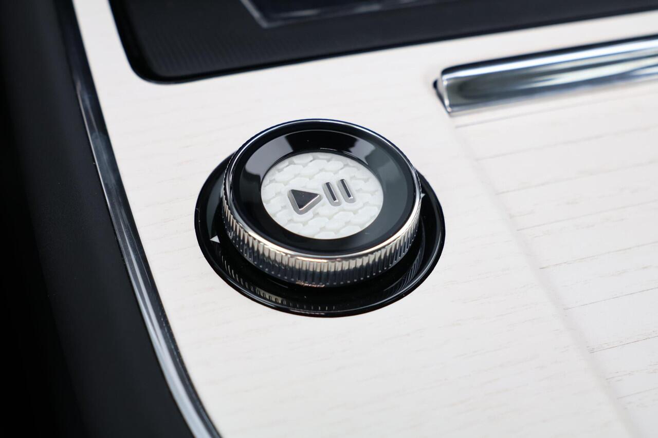 Volvo EX90 Twin Motor Performance Ultra 7p. 111 kWh - Luchtvering - Pilot Assist Pack - Panoramadak - IntelliSafe Assist & Surround - 360º Camera - Bowers & Wilkins audio - Verwarmde voorstoelen, stuur & achterbank - Parkeersensoren voor & achter - Head up display -