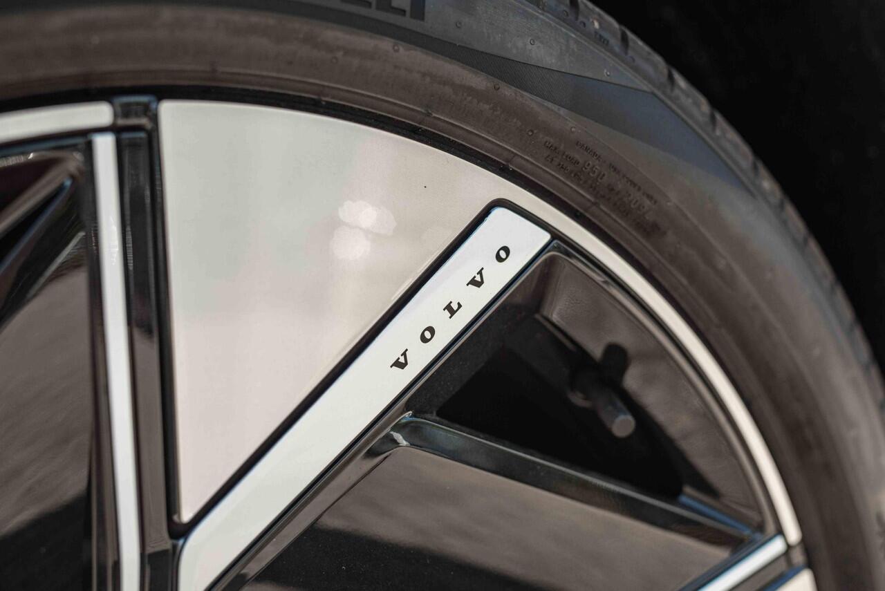 Volvo EX90 Twin Motor Performance Ultra 7p. 111 kWh | Premium audio by Bowers & Wilkins | Actieve luchtvering | Panoramadak | Verwarmbare voorstoelen, achterbank en stuurwiel | Massagefunctie voorstoelen | Adaptieve cruise control | Rondom zichtcamera | 22 inch lich