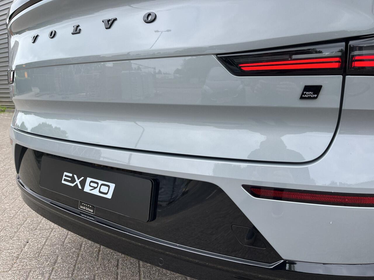 Volvo EX90 Twin Motor Ultra 7p. 111 kWh / Uit voorraad leverbaar / B&W audio / Luchtvering / Pilot Assist Pack / Trekhaak /