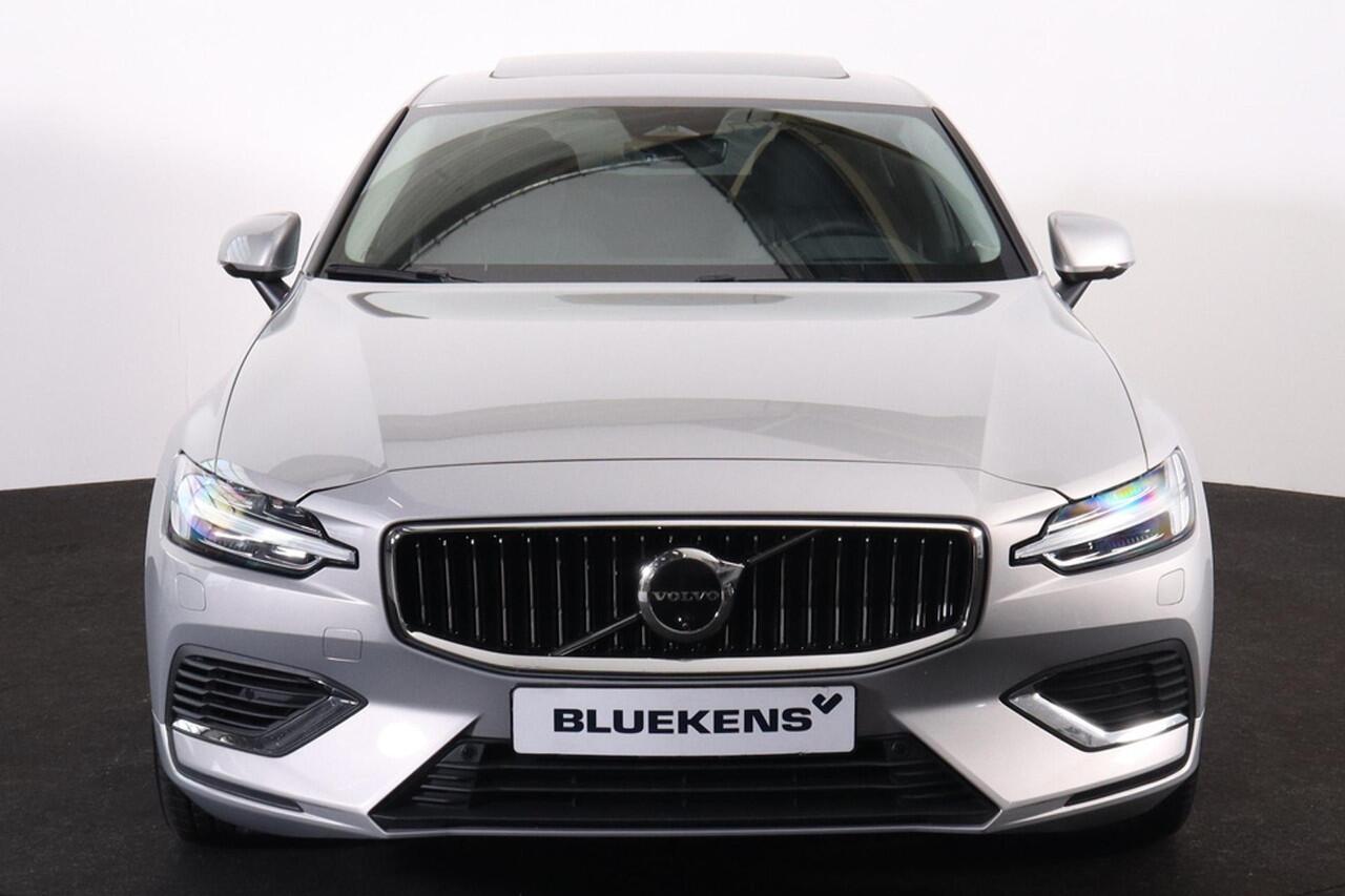 Volvo S60 Recharge T6 AWD Ultimate Bright - Panorama/schuifdak - IntelliSafe Assist & Surround - 360º Camera - Adaptieve LED koplampen - Verwarmde voorstoelen, stuur & achterbank - Parkeersensoren voor & achter - Elektr. bedienb. voorstoelen met geheugen - Head up 