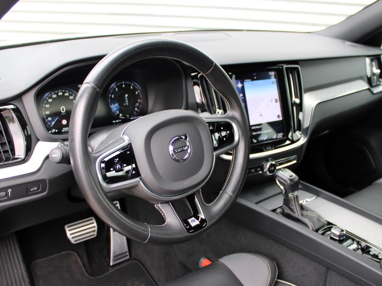 Volvo S60 2.0 T4 R-Design Automaat / Leder interieur / Sportstoelen / Trekhaak / 19" velgen / BLISS