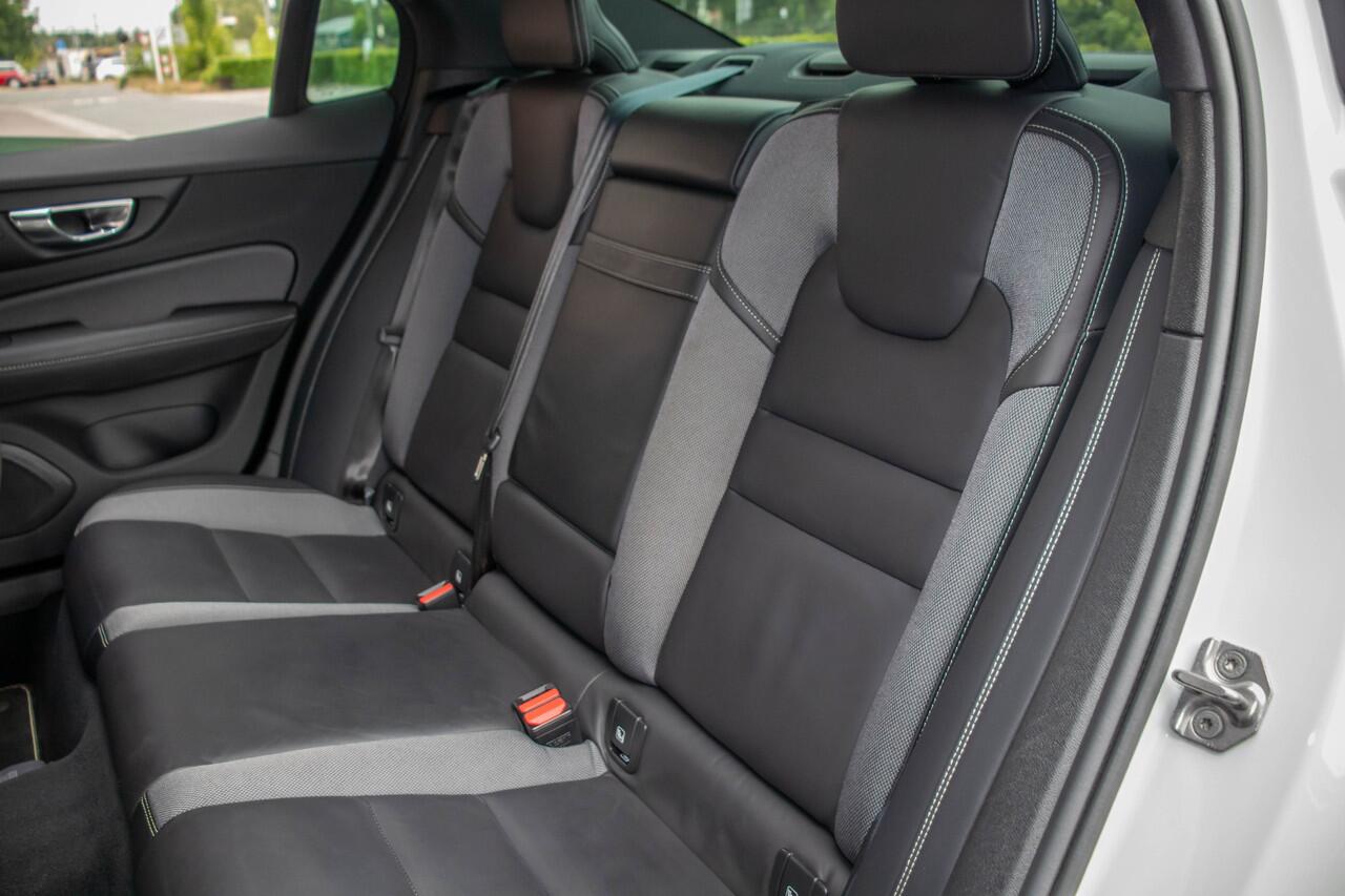 Volvo S60 B4 R-Design, Harman/Kardon, Stoel & Stuurverwarming, Trekhaak, Camera, Memory, Carplay, Adaptive Cruise.