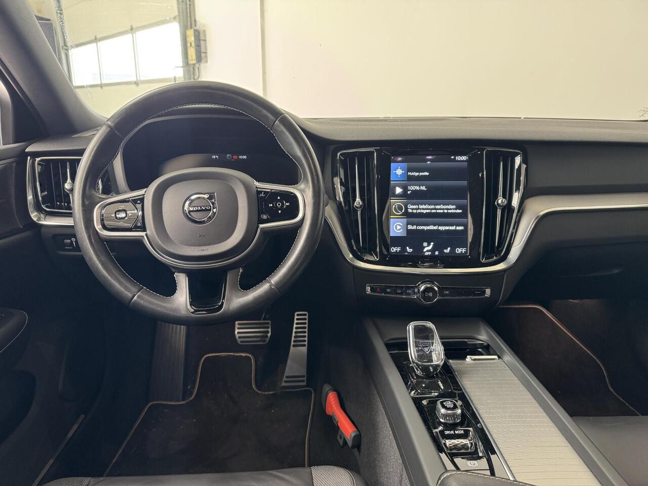 Volvo S60 2.0 B4 R-Design | Adaptieve cruise control | Elektrisch verstelbare voorstoelen | Trekhaak wegklapbaar | Harman/Kardon |