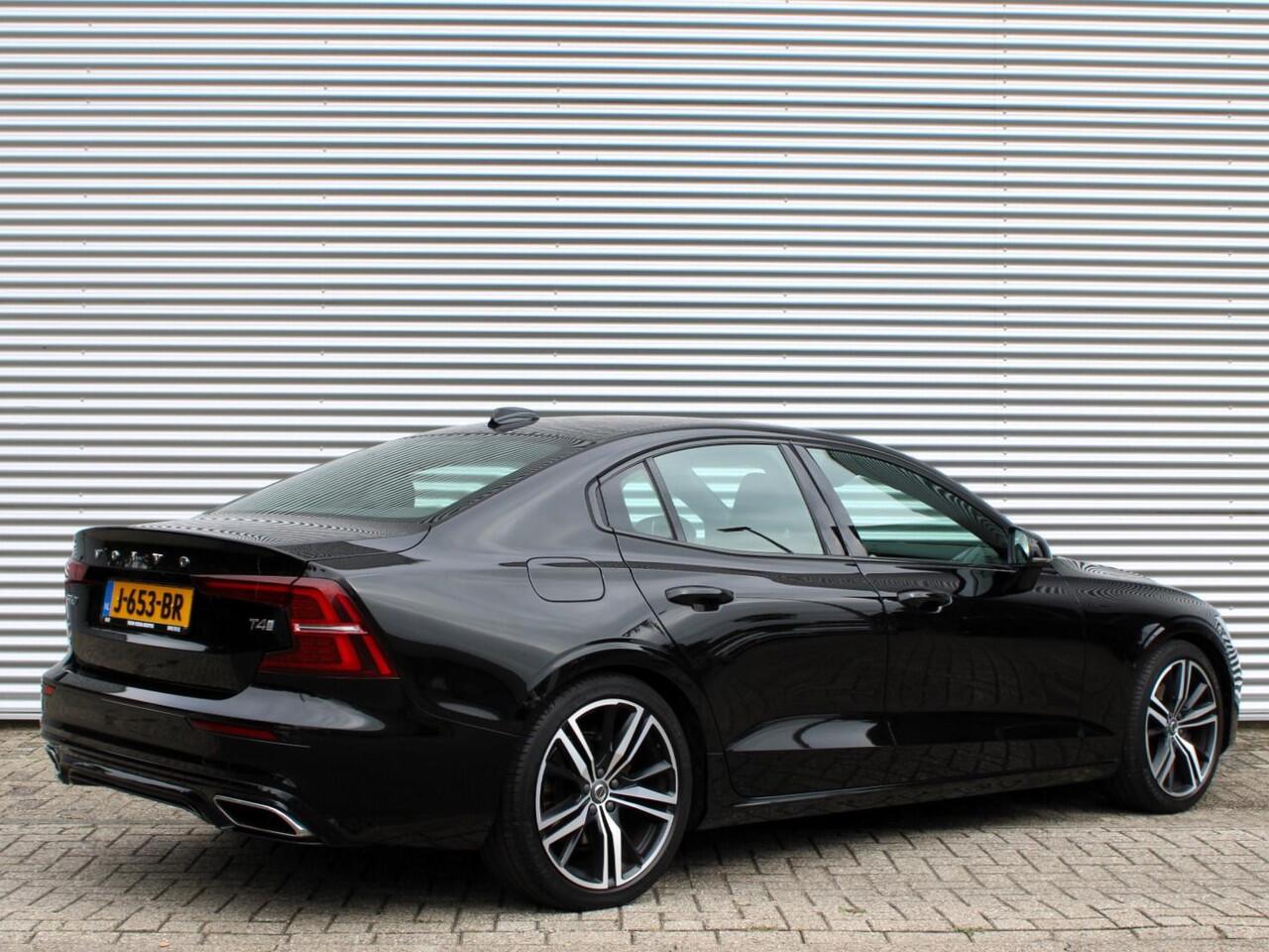Volvo S60 2.0 T4 R-Design Automaat / Leder interieur / Sportstoelen / Trekhaak / 19" velgen / BLIS
