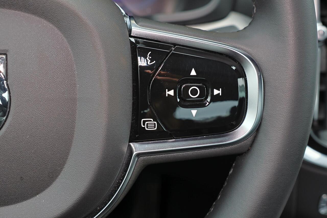 Volvo S60 Recharge T8 AWD Ultra Dark - Panorama/schuifdak - IntelliSafe Assist & Surround - 360º Camera - Bowers & Wilkins audio - Adaptieve LED koplampen - Verwarmde voorstoelen, stuur & achterbank - Parkeersensoren voor & achter - Elektr. bedienb. voorstoelen met