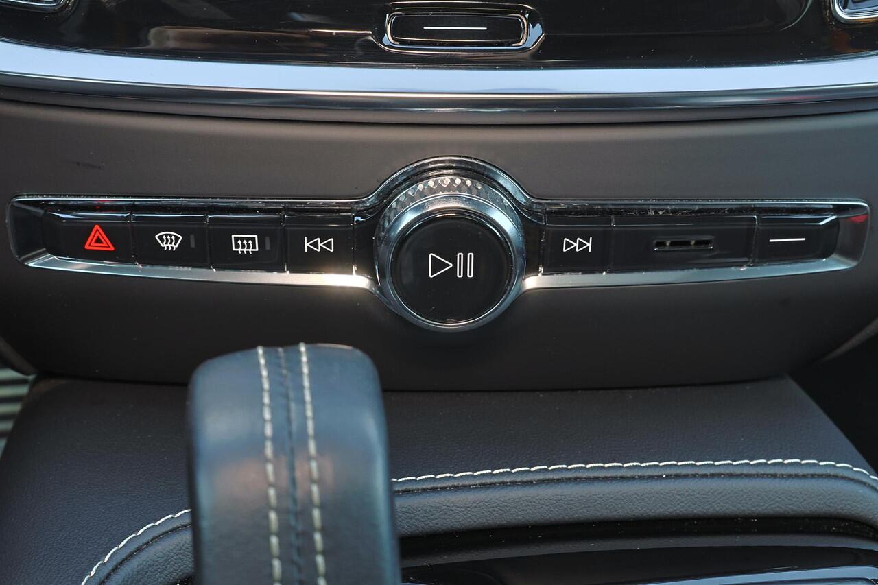 Volvo S60 T8 AWD Polestar Engineered - Schuifdak - IntelliSafe Assist - Adaptieve LED koplampen - Harman/Kardon audio - Parkeercamera achter - Verwarmde voorstoelen, stuur & achterbank - Parkeersensoren voor & achter - Elektr. bedienb. voorstoelen met geheugen - St