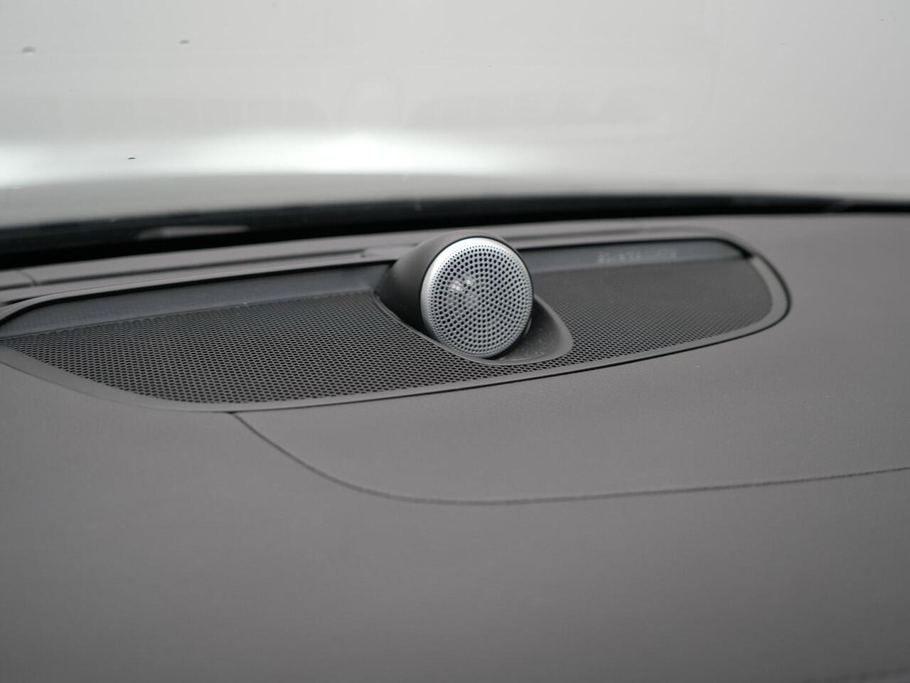 Volvo S60 Recharge T8 AWD R-Design Plug in Hybrid 391pk Black Dealer O.H PHEV | Schuifdak | Bowers & Wilkins | Head Up | Adaptive Cruise | 360 Camera | Luxe Lederen Sportstoelen Massage & Memory | 19"L.M | Keyless | Navigatie |