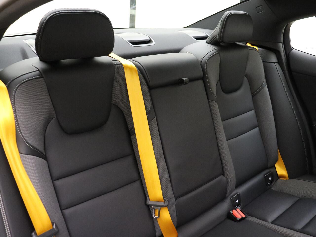 Volvo S60 T8 455pk AWD Polestar Engineered / B&W Audio / Gelaagd glas / 20 inch / Öhlins instelb. dempers / Brembo remmen / Panoramadak / 360 Camera / Trekhaak / Head-Up /