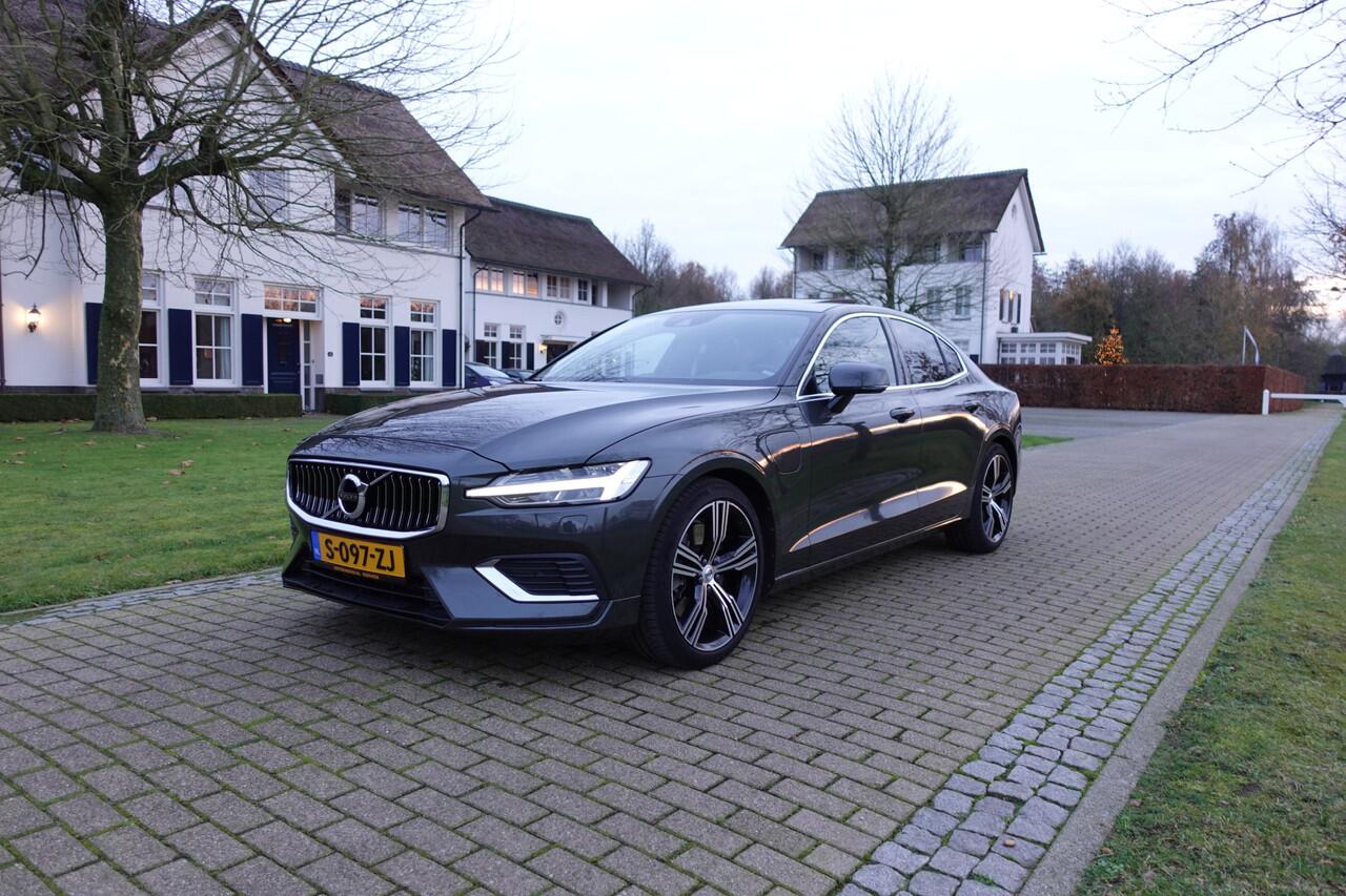 Volvo S60 2.0 T8 AWD Twin Engine R-Design | Harman Kardon | Pano | Head-up | BLIS | Camera | Memory | Pilot Assist |