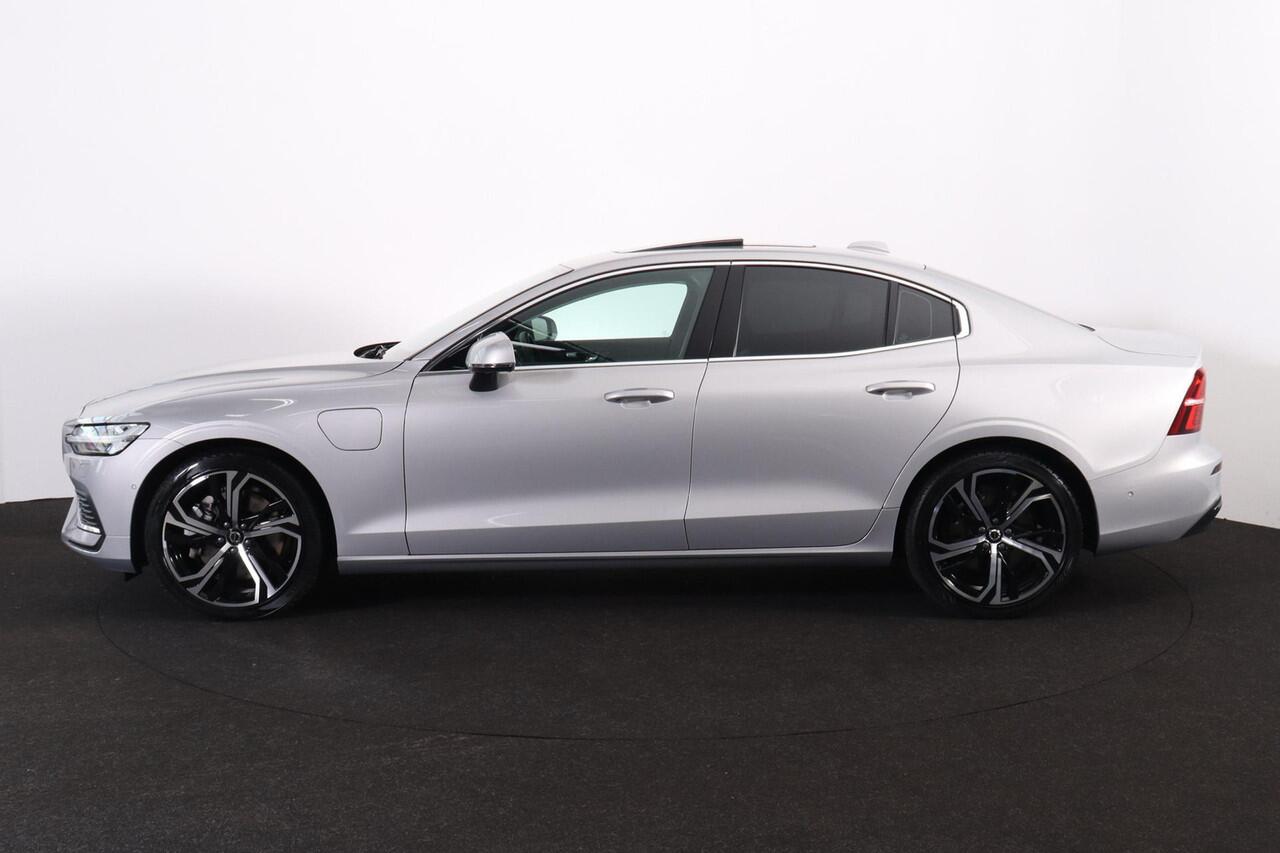 Volvo S60 Recharge T6 AWD Ultimate Bright - Panorama/schuifdak - IntelliSafe Assist & Surround - 360º Camera - Adaptieve LED koplampen - Verwarmde voorstoelen, stuur & achterbank - Parkeersensoren voor & achter - Elektr. bedienb. voorstoelen met geheugen - Head up 