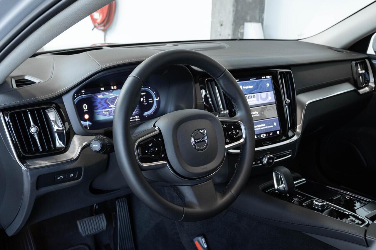 Volvo S60 Recharge T6 AWD Ultimate Bright | Verwarmd Stuurwiel en Voor+Achterstoelen | 360° Parkeercamera | Harman Kardon Premium Audio | 19'' Lichtmetalen Velgen | Elektrische Trekhaak | Panoramadak | Google infotainment | Longe Range |