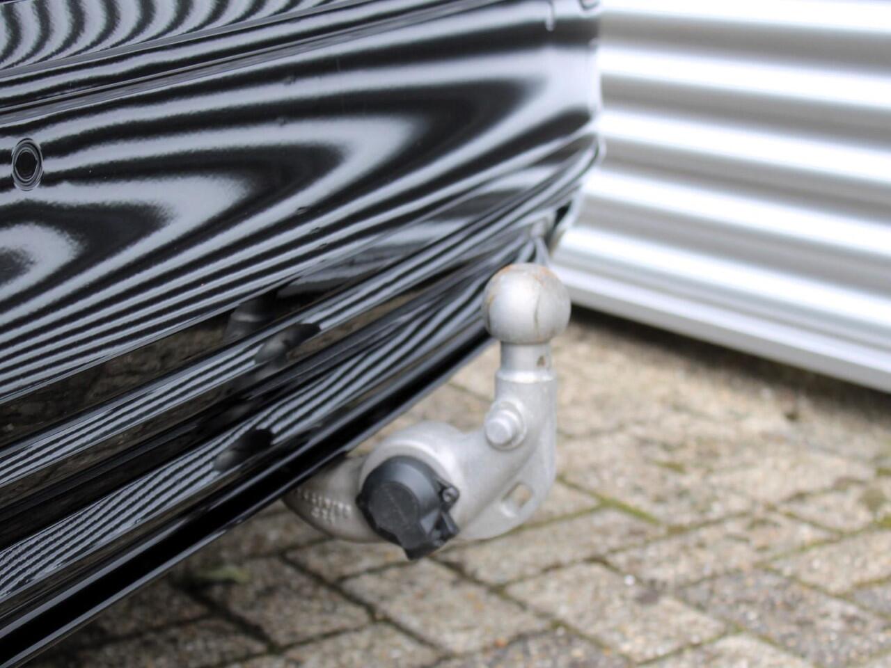 Volvo S60 2.0 T4 R-Design Automaat / Leder interieur / Sportstoelen / Trekhaak / 19" velgen / BLISS