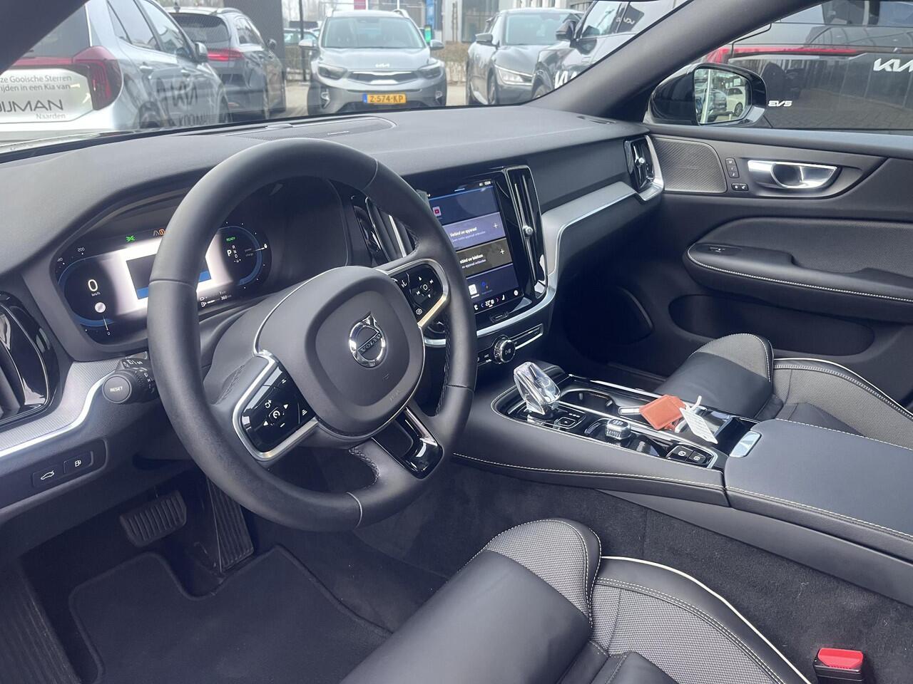 Volvo S60 Recharge T6 AWD Plus Dark | NL-AUTO | Harman & Kardon | Schuif-/kanteldak | Stoel-& stuurverwarming | Seat memory | Cruise control |