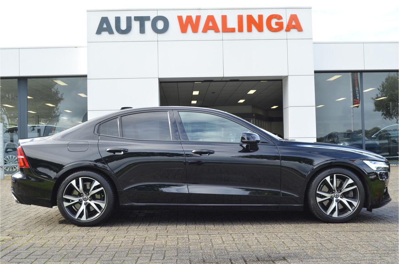 Volvo S60 2.0 T5 R-Design Pano | Harman Kardon | Elektr trekhaak | Stoelverwarming + achter + stuur | Pilot Assist | Leer | Headup | Dodehoeksensor | Bochtverlichting