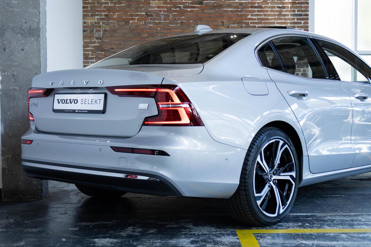 Volvo S60 Recharge T6 AWD Ultimate Bright | Verwarmd Stuurwiel en Voor+Achterstoelen | 360° Parkeercamera | Harman Kardon Premium Audio | 19'' Lichtmetalen Velgen | Elektrische Trekhaak | Panoramadak | Google infotainment | Longe Range |