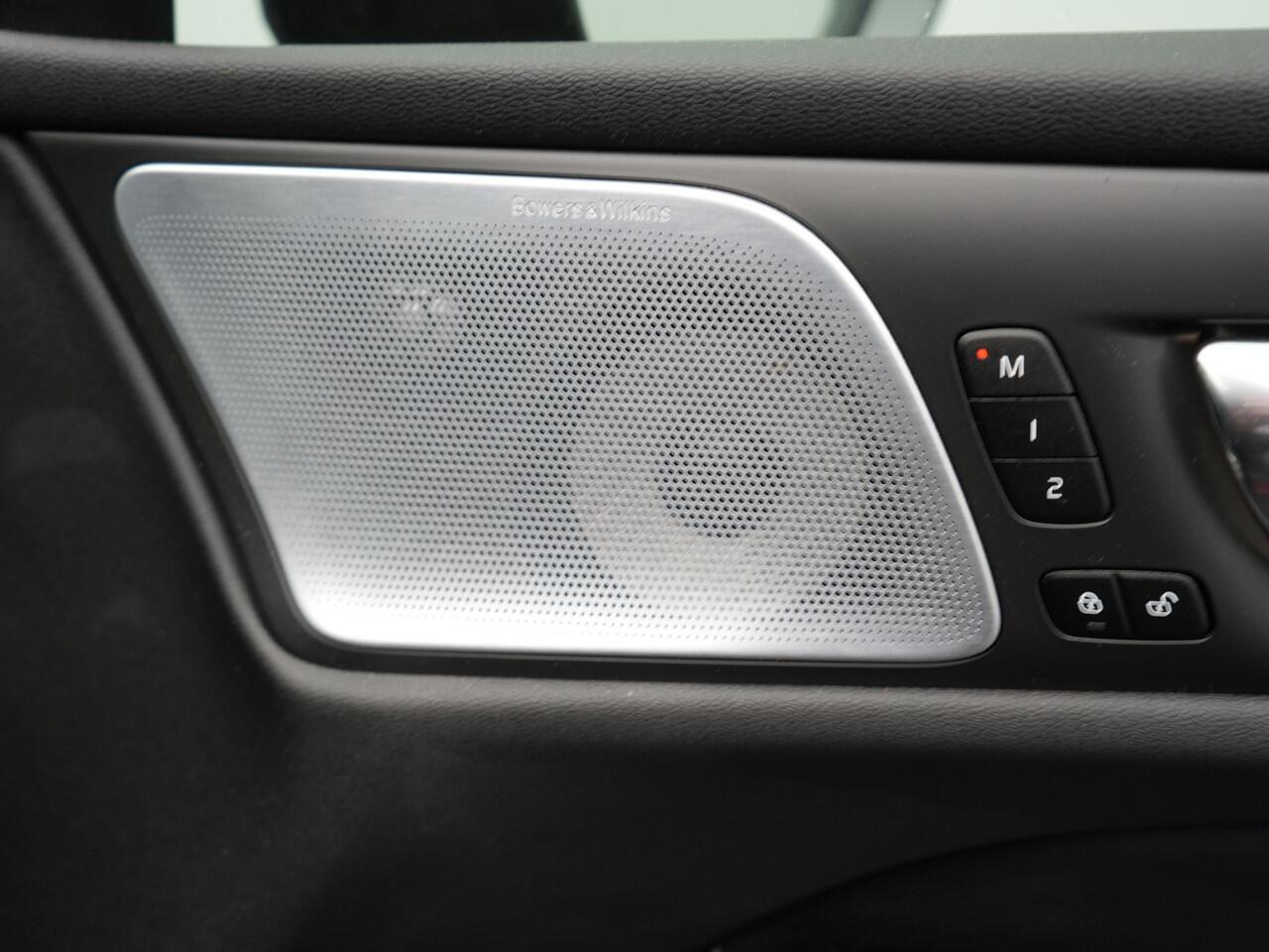 Volvo S60 Recharge T8 AWD R-Design Plug in Hybrid 391pk Black Dealer O.H PHEV | Schuifdak | Bowers & Wilkins | Head Up | Adaptive Cruise | 360 Camera | Luxe Lederen Sportstoelen Massage & Memory | 19"L.M | Keyless | Navigatie |