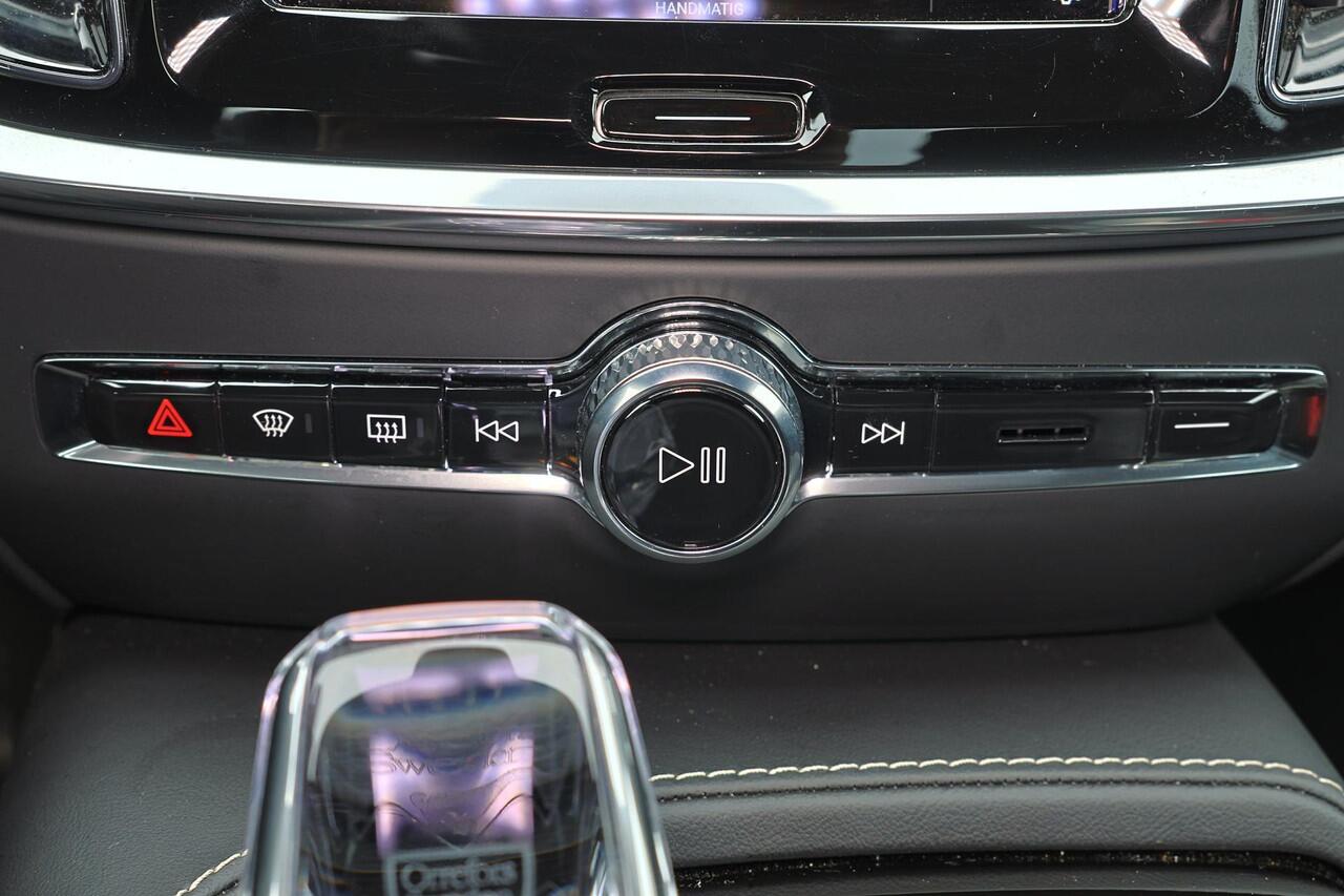 Volvo S60 Recharge T8 AWD Ultra Dark - Panorama/schuifdak - IntelliSafe Assist & Surround - 360º Camera - Bowers & Wilkins audio - Adaptieve LED koplampen - Verwarmde voorstoelen, stuur & achterbank - Parkeersensoren voor & achter - Elektr. bedienb. voorstoelen met