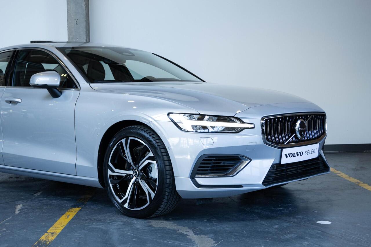Volvo S60 Recharge T6 AWD Ultimate Bright | Verwarmd Stuurwiel en Voor+Achterstoelen | 360° Parkeercamera | Harman Kardon Premium Audio | 19'' Lichtmetalen Velgen | Elektrische Trekhaak | Panoramadak | Google infotainment | Longe Range |