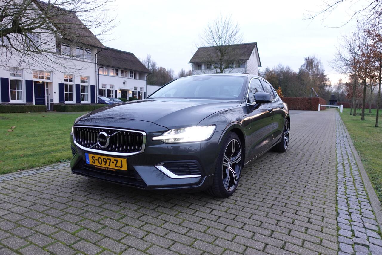 Volvo S60 2.0 T8 AWD Twin Engine R-Design | Harman Kardon | Pano | Head-up | BLIS | Camera | Memory | Pilot Assist |