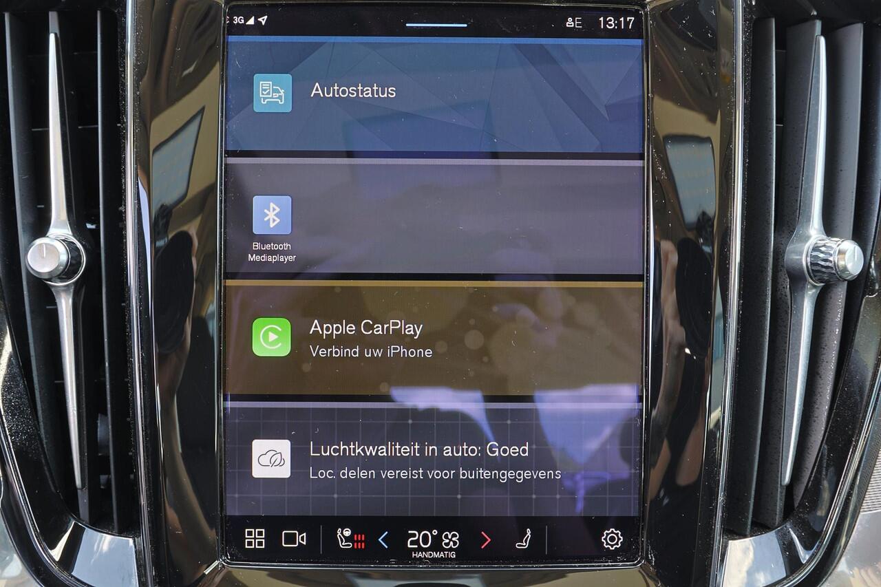 Volvo S60 Recharge T8 AWD Ultimate Dark - Panorama/schuifdak - IntelliSafe Assist & Surround - 360º Camera - Harman/Kardon audio - Adaptieve LED koplampen - Verwarmde voorstoelen, stuur & achterbank - Parkeersensoren voor & achter - Elektr. bedienb. voorstoelen met