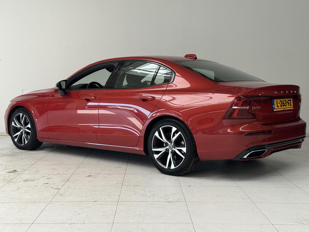 Volvo S60 2.0 B4 R-Design | Adaptieve cruise control | Elektrisch verstelbare voorstoelen | Trekhaak wegklapbaar | Harman/Kardon |