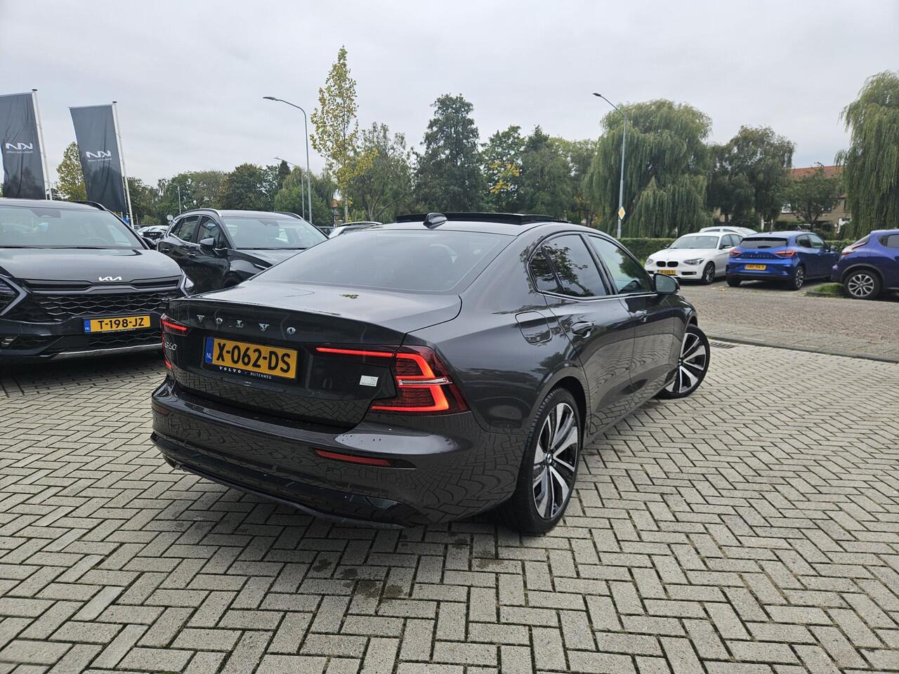 Volvo S60 2.0 Recharge T6 AWD Plus Dark Harman Kardon|Schuifkanteldak|Stoel+Stuur verwarming|memory voorstoelen|Cruise control