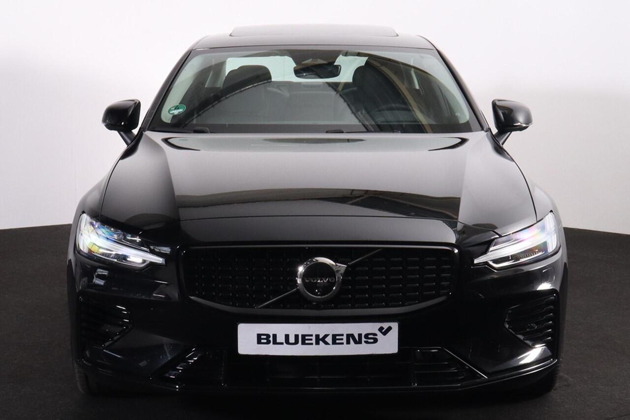 Volvo S60 Recharge T8 AWD Ultimate Dark - Panorama/schuifdak - IntelliSafe Assist & Surround - 360º Camera - Harman/Kardon audio - Adaptieve LED koplampen - Verwarmde voorstoelen, stuur & achterbank - Parkeersensoren voor & achter - Elektr. bedienb. voorstoelen met