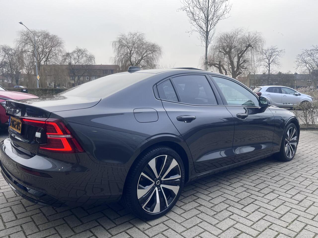 Volvo S60 Recharge T6 AWD Plus Dark | NL-AUTO | Harman & Kardon | Schuif-/kanteldak | Stoel-& stuurverwarming | Seat memory | Cruise control |