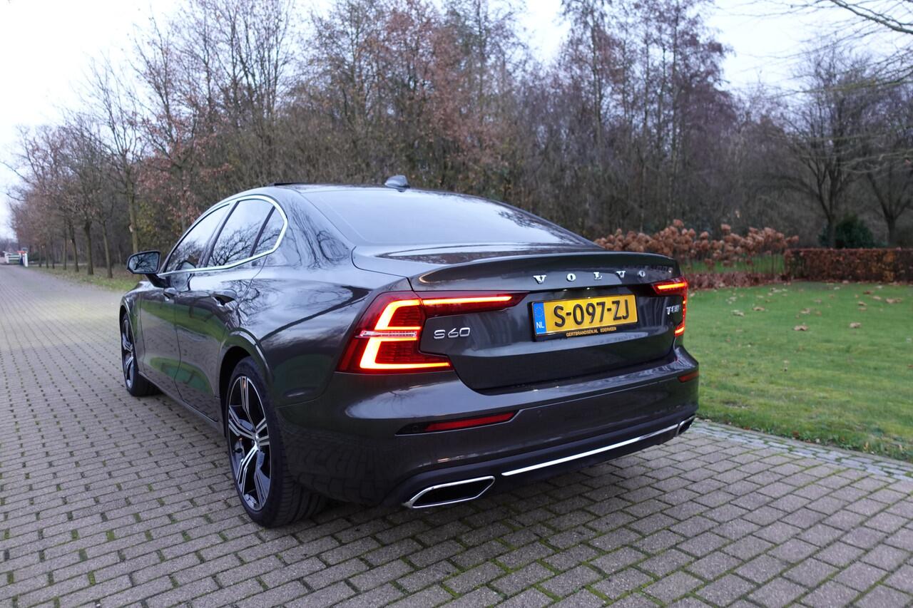 Volvo S60 2.0 T8 AWD Twin Engine R-Design | Harman Kardon | Pano | Head-up | BLIS | Camera | Memory | Pilot Assist |