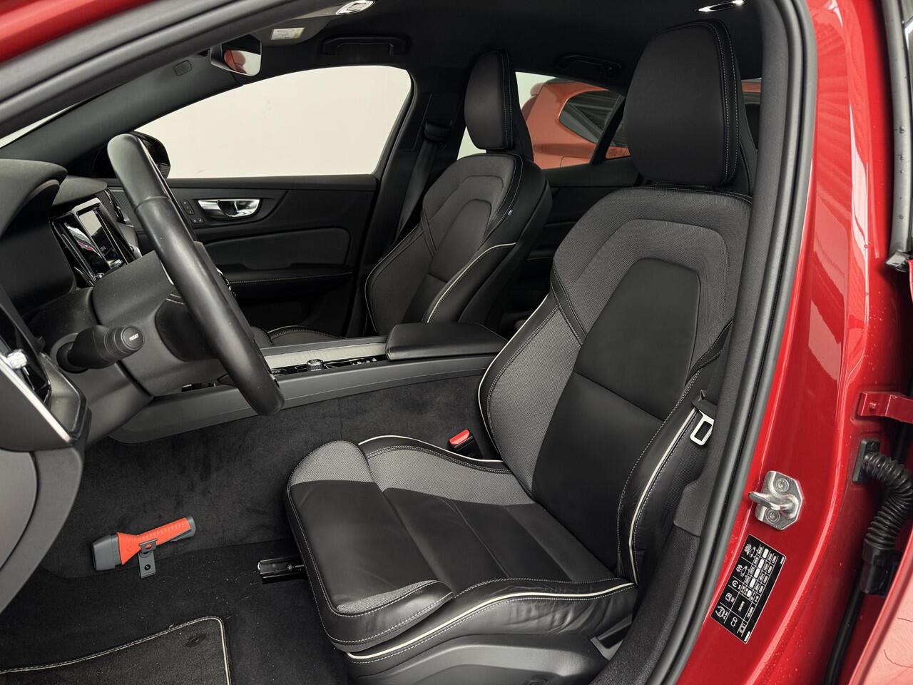 Volvo S60 2.0 B4 R-Design | Adaptieve cruise control | Elektrisch verstelbare voorstoelen | Trekhaak wegklapbaar | Harman/Kardon |