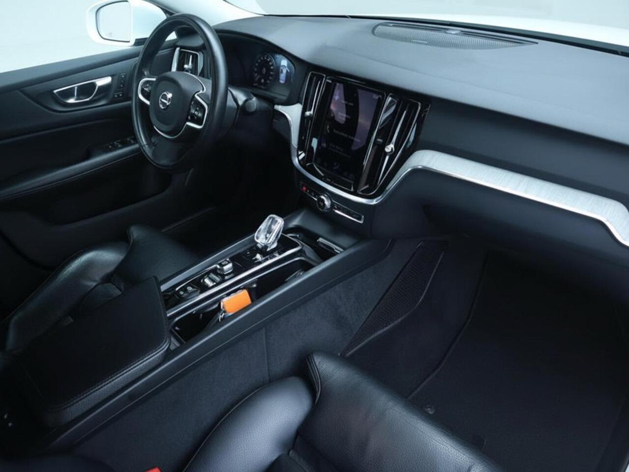 Volvo S60 2.0 B4 Inscription | Pilot assist | Multimedia/navi | Leder | Harman&Kardon | Stoelverwarming V+A | Memory stoelen L+R |