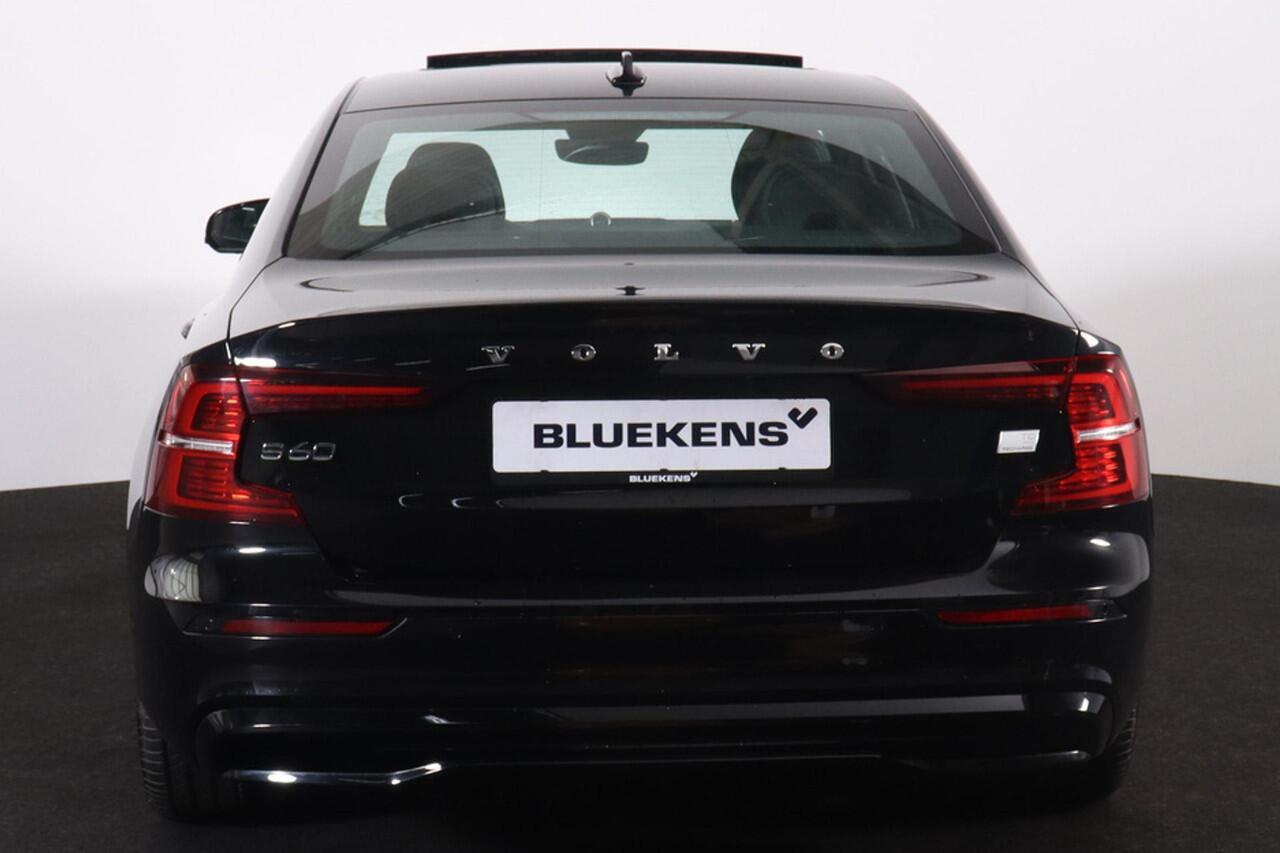 Volvo S60 Recharge T8 AWD Ultra Dark - Panorama/schuifdak - IntelliSafe Assist & Surround - 360º Camera - Bowers & Wilkins audio - Adaptieve LED koplampen - Verwarmde voorstoelen, stuur & achterbank - Parkeersensoren voor & achter - Elektr. bedienb. voorstoelen met