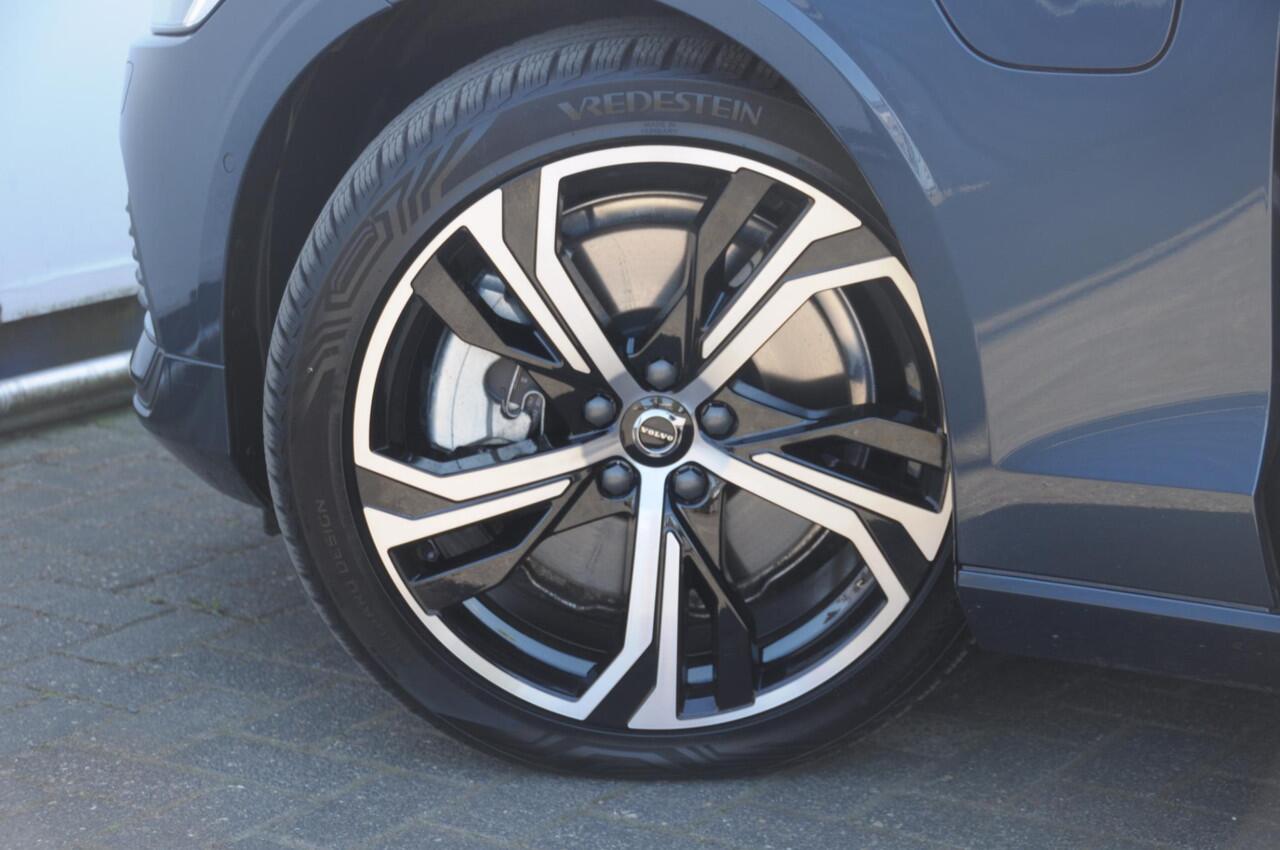 Volvo S60 T6 350PK Automaat Recharge Ultimate Bright / Head-up display / Harman Kardon audio / Panoramadak / BLIS / Elektrisch bedienbare voorstoelen / Memory seats / Verwarmbare stoelen / Keyless entry /