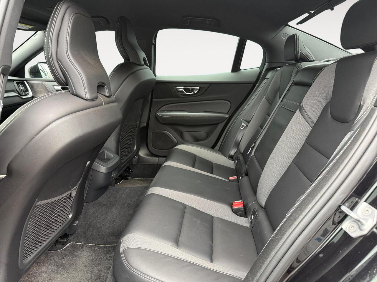 Volvo S60 2.0 B4 R-Design | Sportstoelen | Harman/Kardon Audio | Stoelverwarming | Trekhaak |