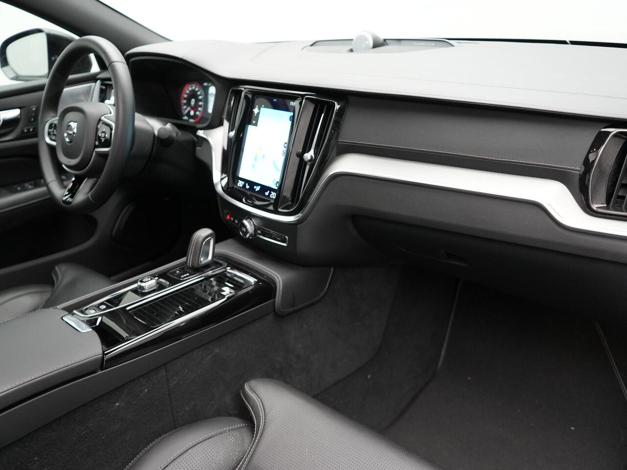 Volvo S60 Recharge T8 AWD R-Design Plug in Hybrid 391pk Black Dealer O.H PHEV | Schuifdak | Bowers & Wilkins | Head Up | Adaptive Cruise | 360 Camera | Luxe Lederen Sportstoelen Massage & Memory | 19"L.M | Keyless | Navigatie |