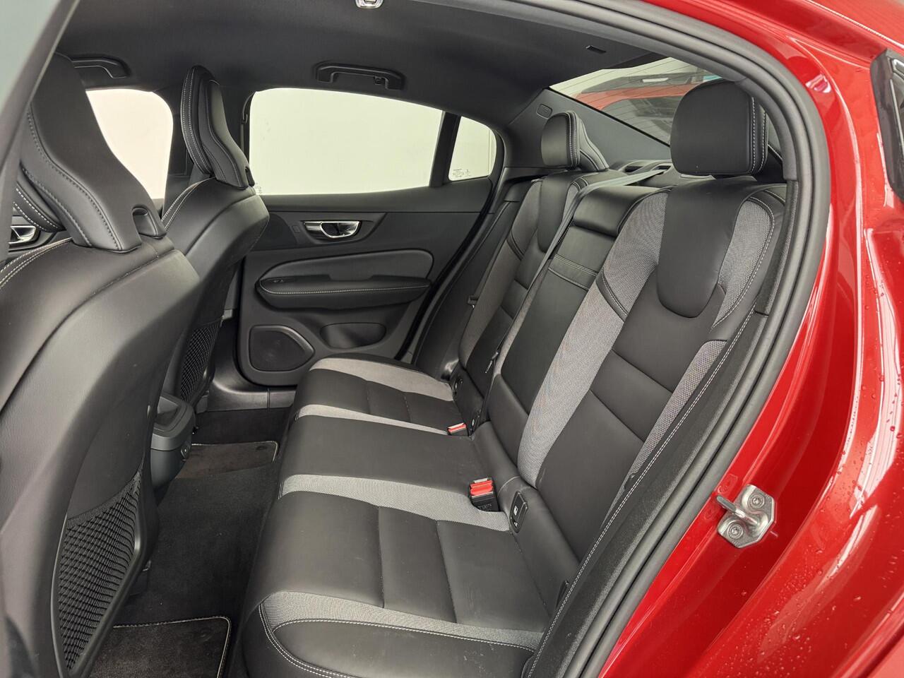 Volvo S60 2.0 B4 R-Design | Adaptieve cruise control | Elektrisch verstelbare voorstoelen | Trekhaak wegklapbaar | Harman/Kardon |