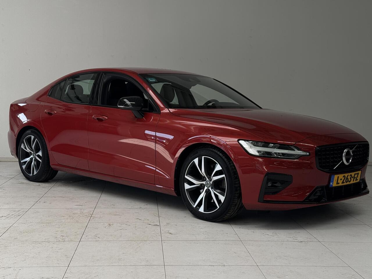 Volvo S60 2.0 B4 R-Design | Adaptieve cruise control | Elektrisch verstelbare voorstoelen | Trekhaak wegklapbaar | Harman/Kardon |