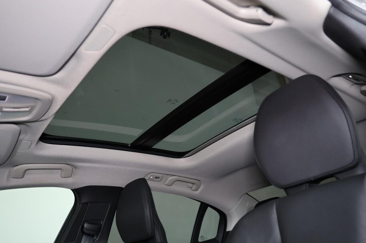 Volvo S60 Recharge T6 AWD Ultimate Bright - Panorama/schuifdak - IntelliSafe Assist & Surround - 360º Camera - Adaptieve LED koplampen - Verwarmde voorstoelen, stuur & achterbank - Parkeersensoren voor & achter - Elektr. bedienb. voorstoelen met geheugen - Head up 