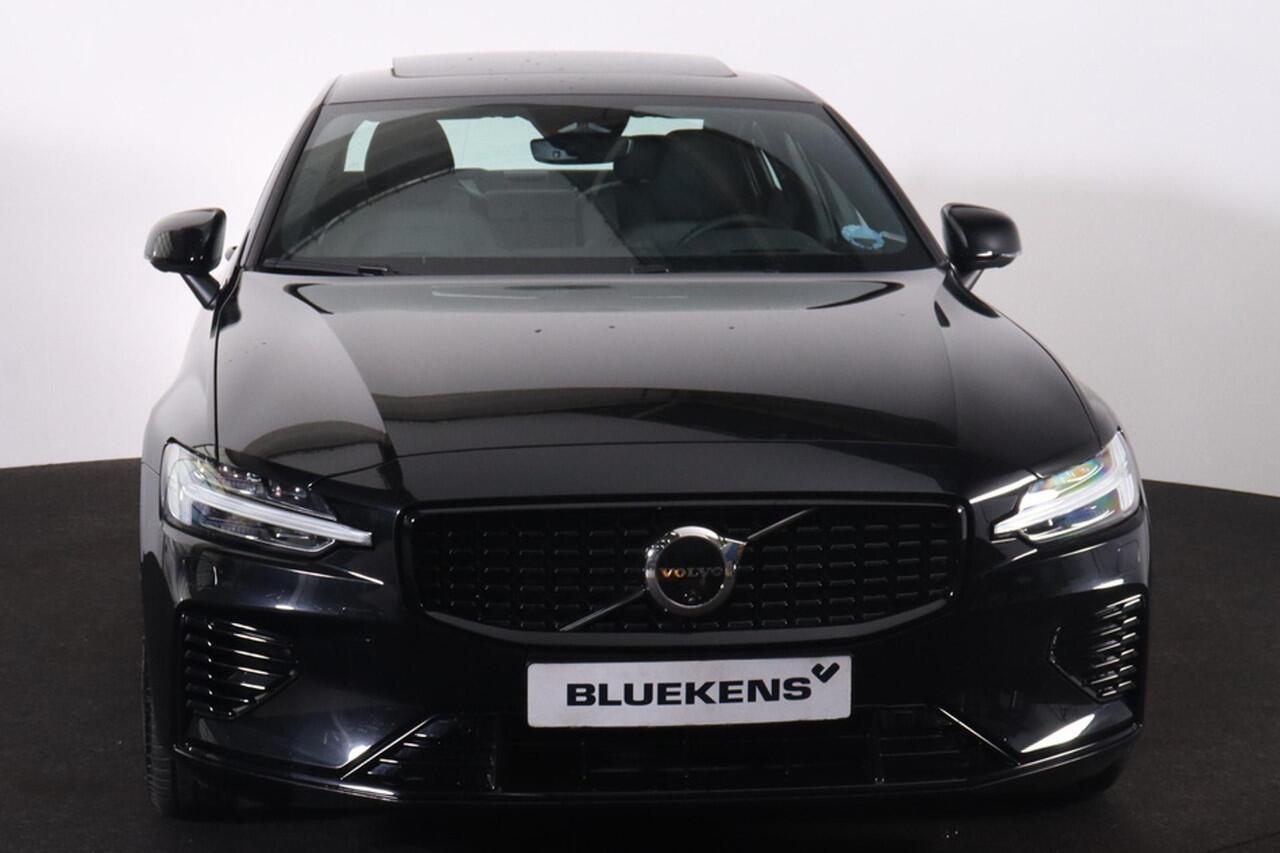 Volvo S60 Recharge T8 AWD Ultra Dark - Panorama/schuifdak - IntelliSafe Assist & Surround - 360º Camera - Bowers & Wilkins audio - Adaptieve LED koplampen - Verwarmde voorstoelen, stuur & achterbank - Parkeersensoren voor & achter - Elektr. bedienb. voorstoelen met