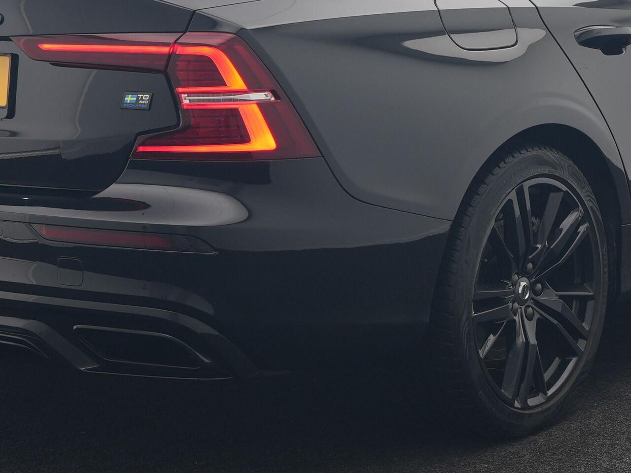 Volvo S60 Recharge T8 AWD R-Design Plug in Hybrid 391pk Black Dealer O.H PHEV | Schuifdak | Bowers & Wilkins | Head Up | Adaptive Cruise | 360 Camera | Luxe Lederen Sportstoelen Massage & Memory | 19"L.M | Keyless | Navigatie |