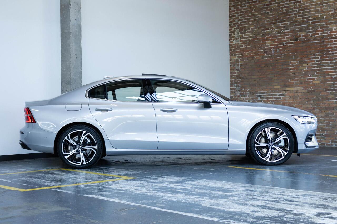 Volvo S60 Recharge T6 AWD Ultimate Bright | Verwarmd Stuurwiel en Voor+Achterstoelen | 360° Parkeercamera | Harman Kardon Premium Audio | 19'' Lichtmetalen Velgen | Elektrische Trekhaak | Panoramadak | Google infotainment | Longe Range |