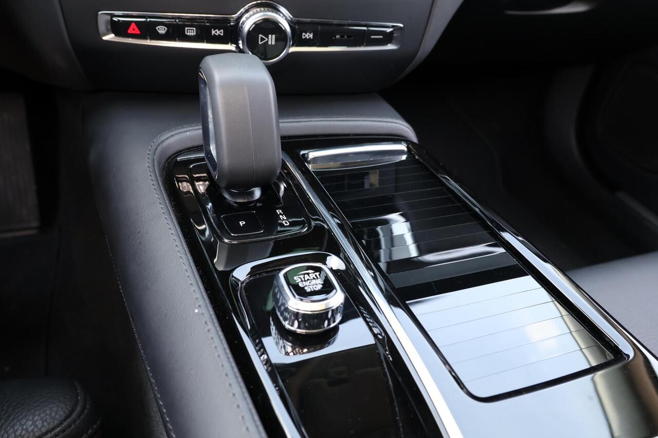 Volvo S60 Recharge T6 AWD Ultimate Bright - Panorama/schuifdak - IntelliSafe Assist & Surround - 360º Camera - Adaptieve LED koplampen - Verwarmde voorstoelen, stuur & achterbank - Parkeersensoren voor & achter - Elektr. bedienb. voorstoelen met geheugen - Head up 