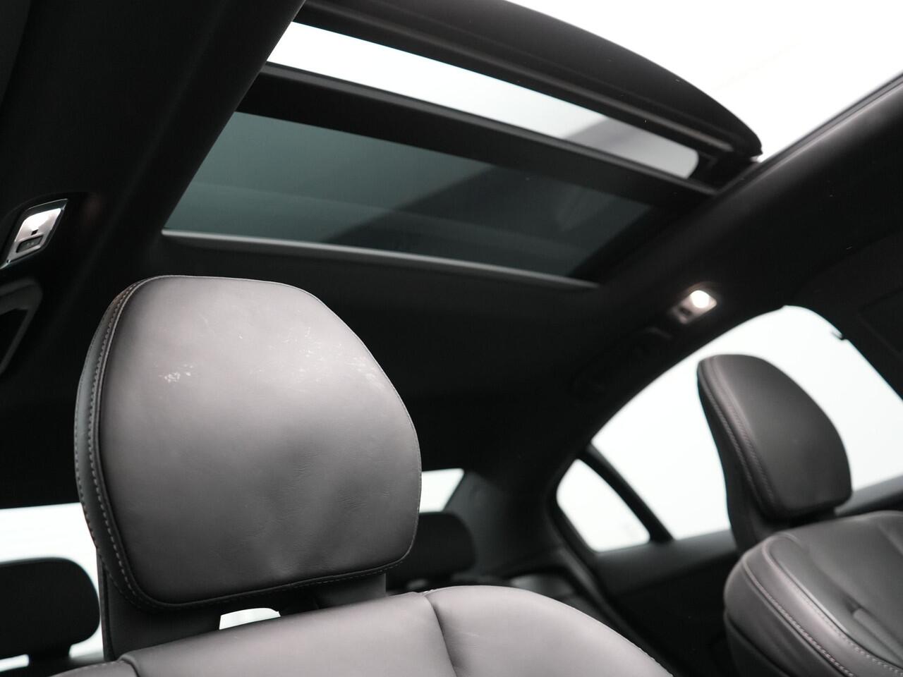 Volvo S60 Recharge T8 AWD R-Design Plug in Hybrid 391pk Black Dealer O.H PHEV | Schuifdak | Bowers & Wilkins | Head Up | Adaptive Cruise | 360 Camera | Luxe Lederen Sportstoelen Massage & Memory | 19"L.M | Keyless | Navigatie |