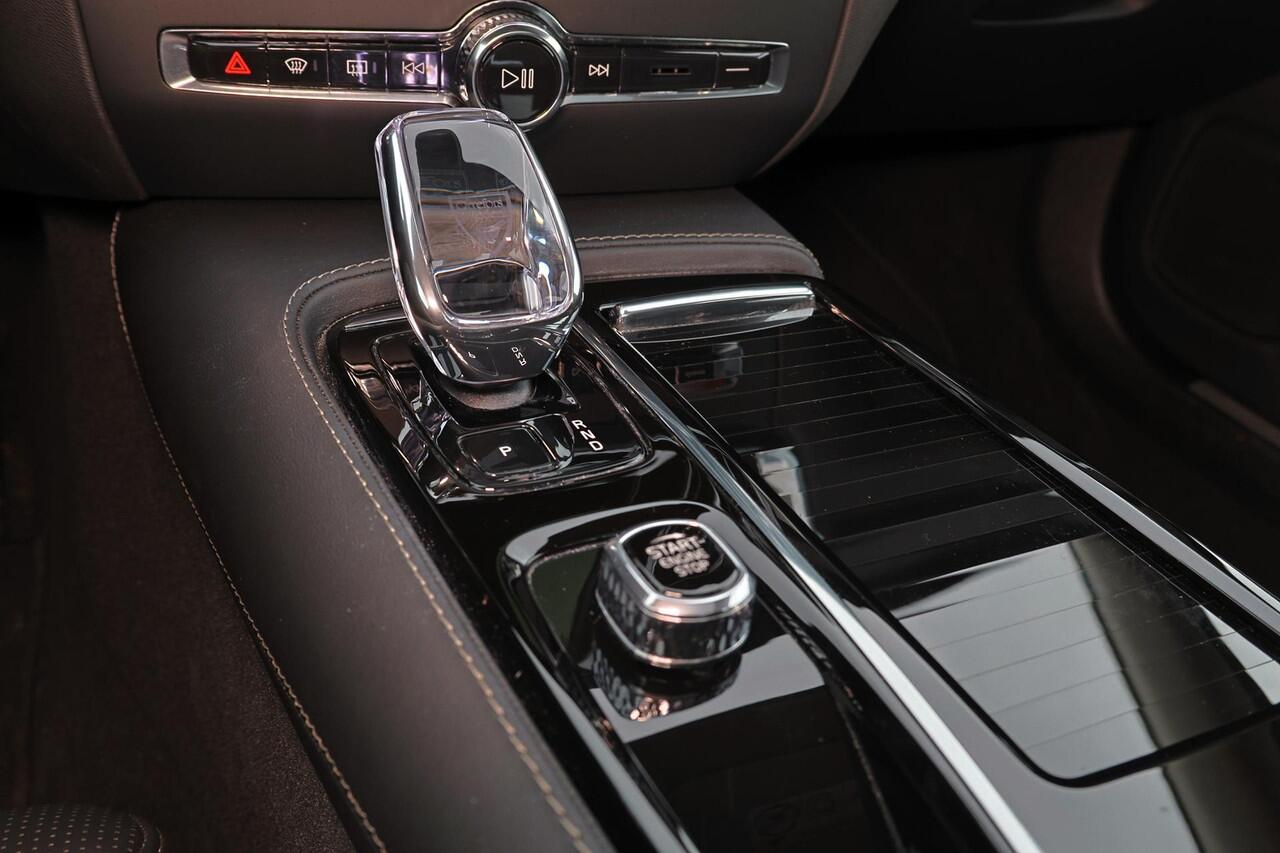 Volvo S60 Recharge T8 AWD Ultimate Dark - Panorama/schuifdak - IntelliSafe Assist & Surround - 360º Camera - Bowers & Wilkins audio - Adaptieve LED koplampen - Verwarmde voorstoelen, stuur & achterbank - Parkeersensoren voor & achter - Elektr. bedienb. voorstoelen 