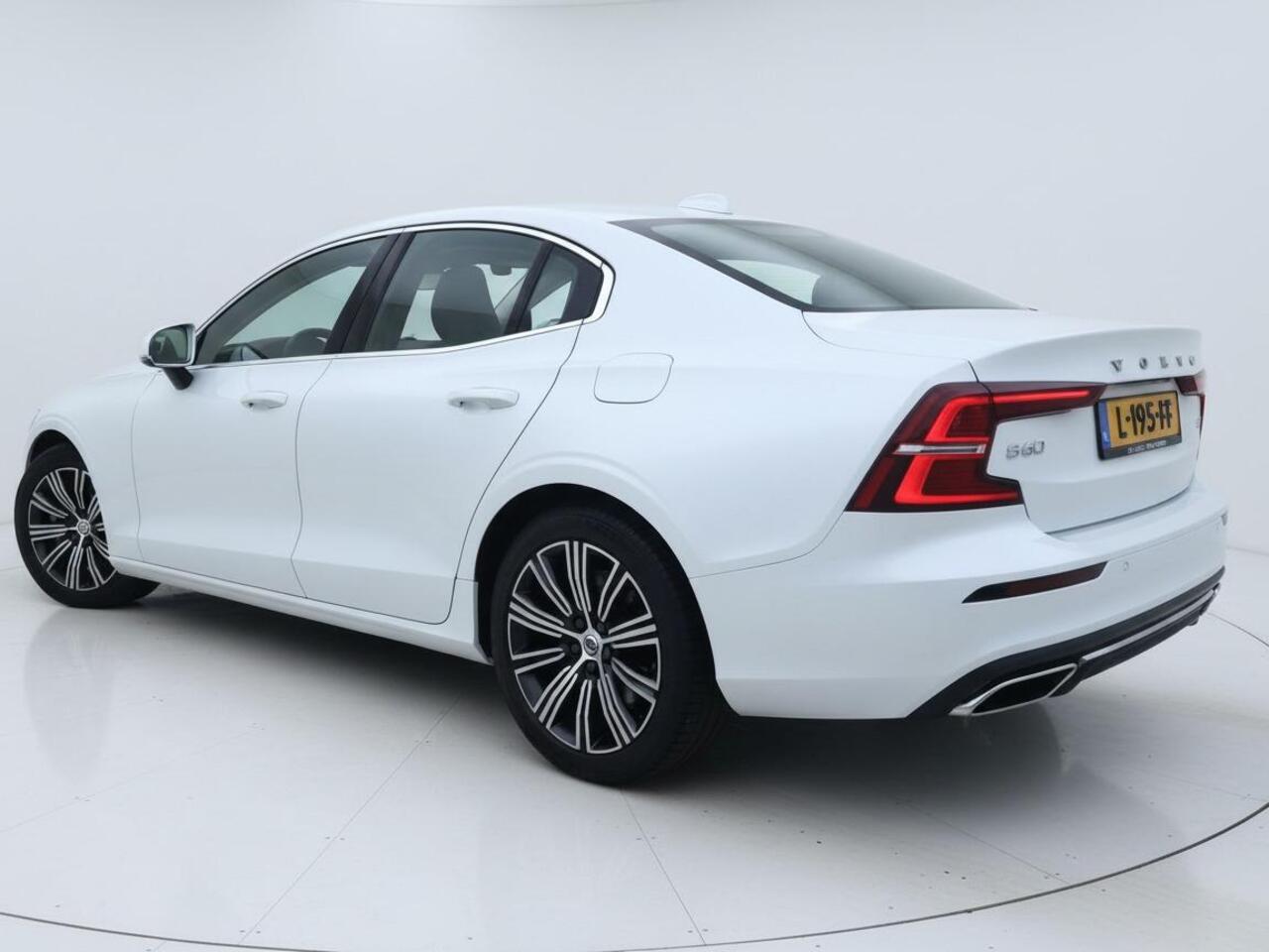 Volvo S60 2.0 B4 Inscription | Pilot assist | Multimedia/navi | Leder | Harman&Kardon | Stoelverwarming V+A | Memory stoelen L+R |