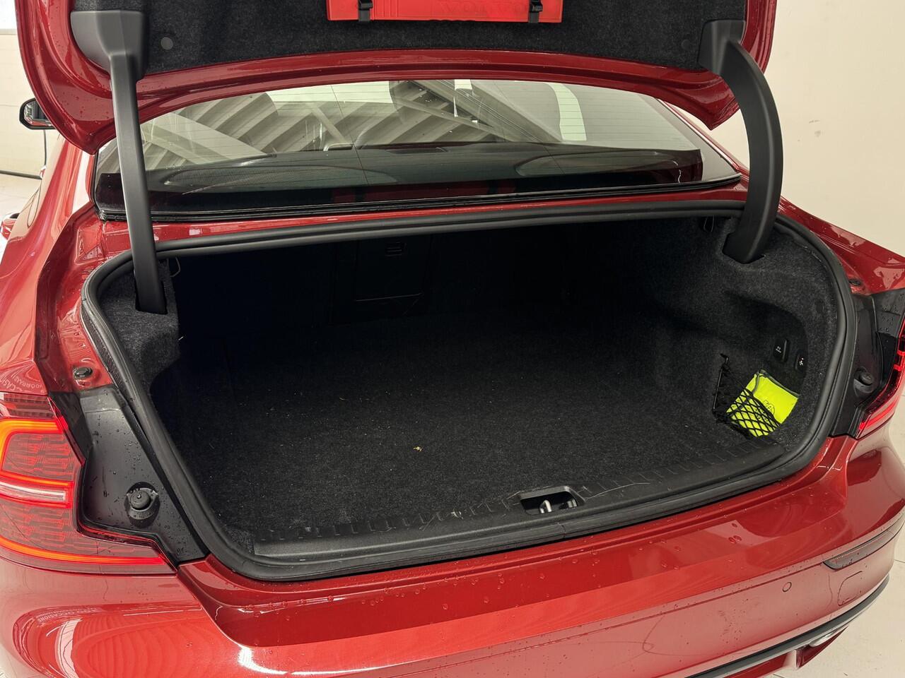 Volvo S60 2.0 B4 R-Design | Adaptieve cruise control | Elektrisch verstelbare voorstoelen | Trekhaak wegklapbaar | Harman/Kardon |