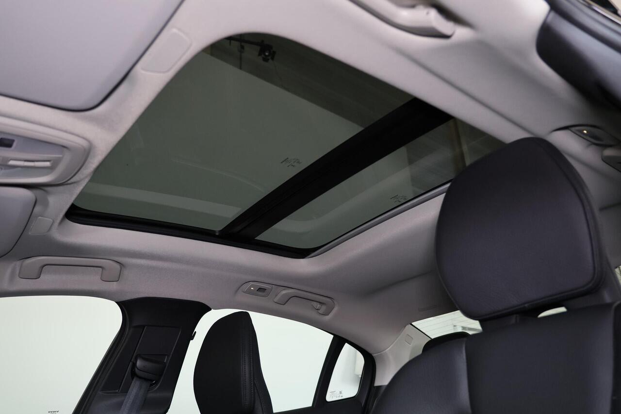 Volvo S60 Recharge T8 AWD Ultimate Dark - Panorama/schuifdak - IntelliSafe Assist & Surround - 360º Camera - Harman/Kardon audio - Adaptieve LED koplampen - Verwarmde voorstoelen, stuur & achterbank - Parkeersensoren voor & achter - Elektr. bedienb. voorstoelen met