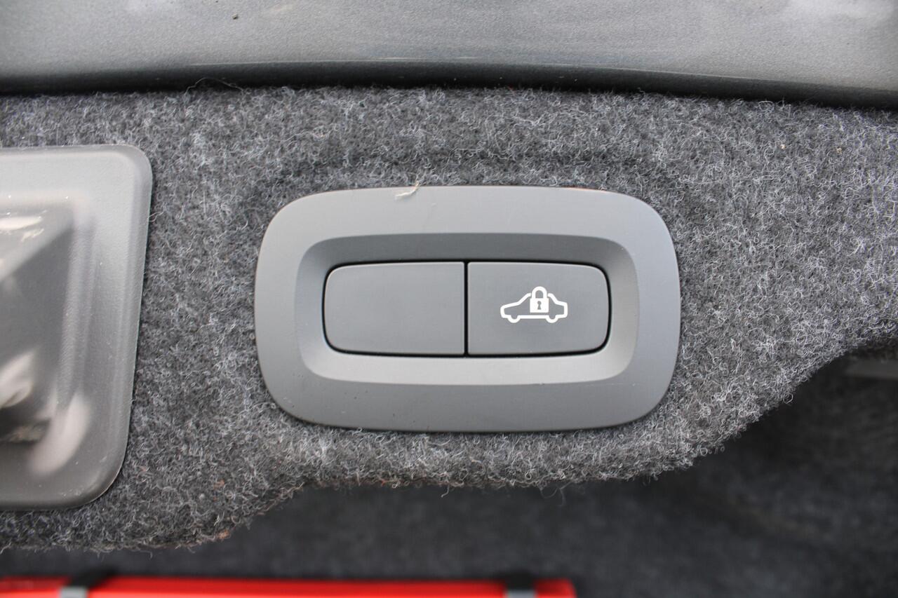 Volvo S60 B4 Automaat R-Design | Adapt. Cruise | Camera | El. Voorstoelen met geheugen | BLIS | Keyless |