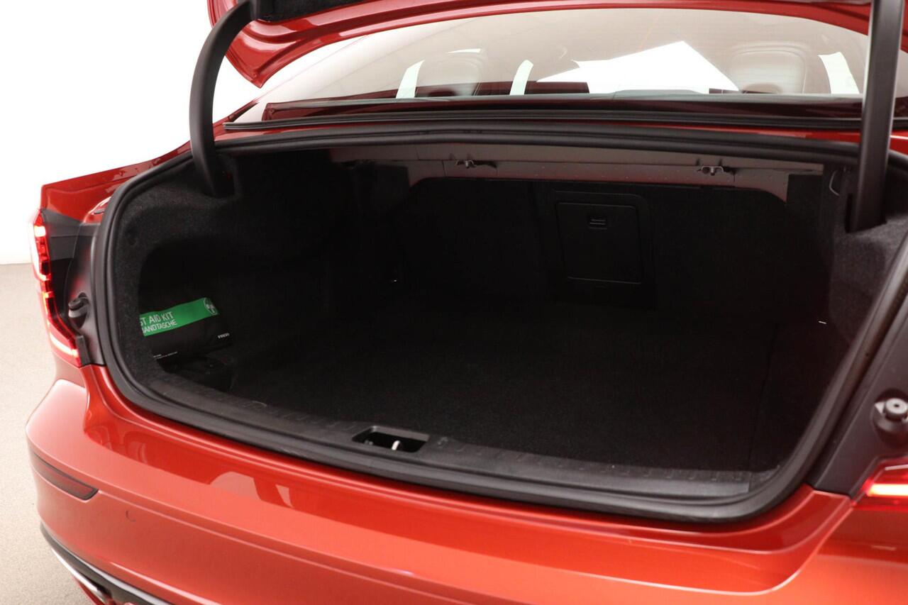 Volvo S60 2.0 B4 R-Design | CLIMATE PRO / AUDIO & PARK ASSIST- PACK | STUURVERWARMING | CAMERA