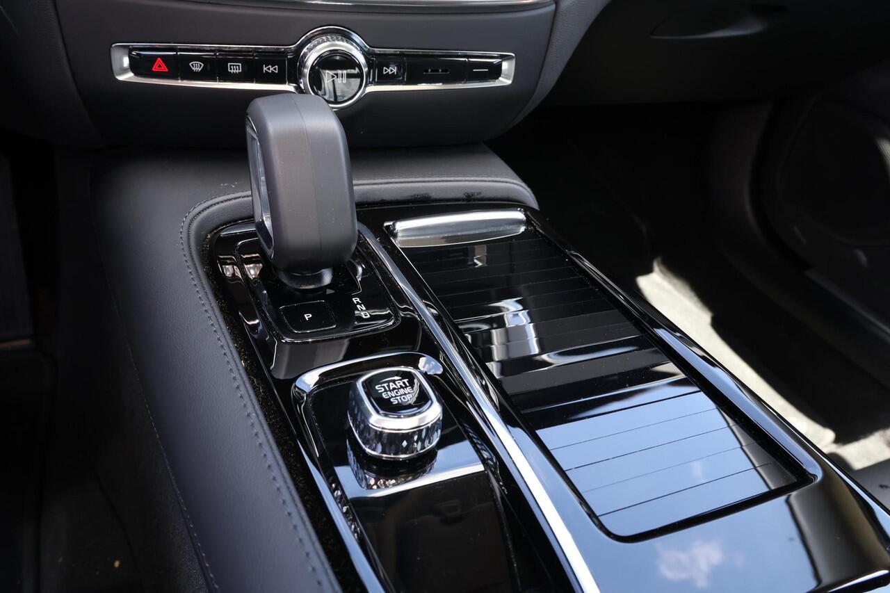 Volvo S60 Recharge T8 AWD Ultimate Dark - Panorama/schuifdak - IntelliSafe Assist & Surround - 360º Camera - Harman/Kardon audio - Adaptieve LED koplampen - Verwarmde voorstoelen, stuur & achterbank - Parkeersensoren voor & achter - Elektr. bedienb. voorstoelen met